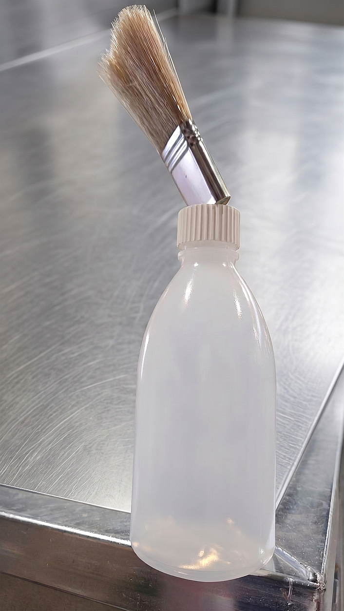 Flasche mit Pinsel